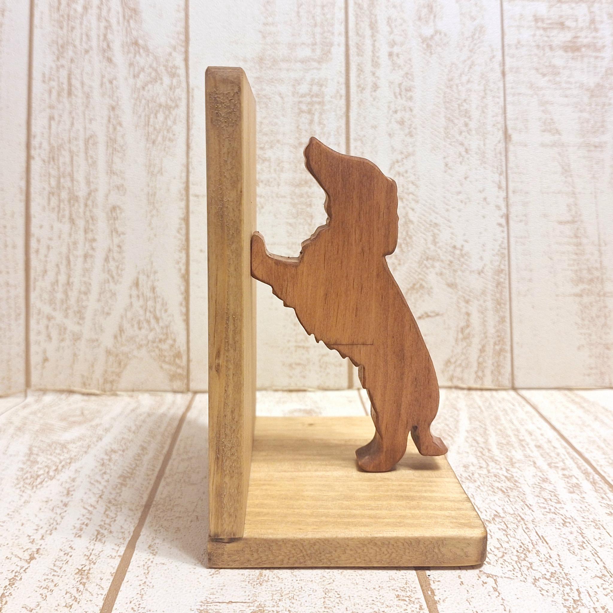 【受注制作】犬が支える木製ブックエンド／本立て 全27犬種対応・色が選べる（柴犬・ダックス・トイプードルなど） | 2枚目