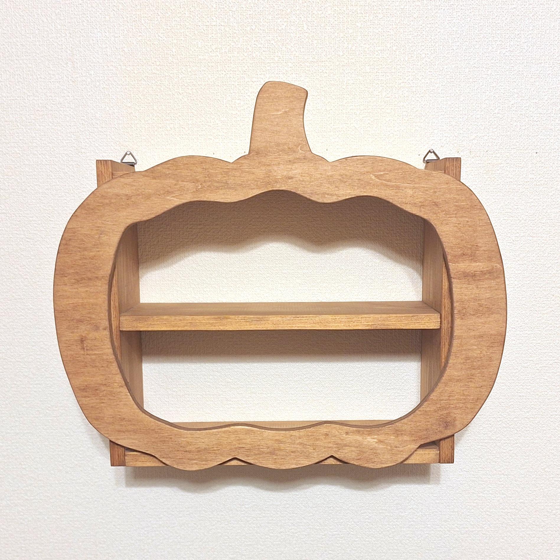 木製ハロウィンかぼちゃ型シェルフ｜壁掛け＆置き兼用 小物オプション選択可（ジャックオーランタン＆黒猫） | 2枚目